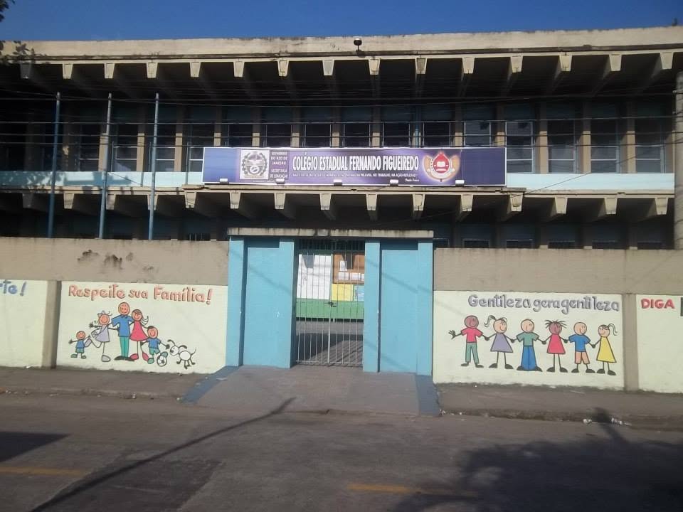Fachada do Colégio Estadual Fernando Figueiredo, na Rua Goiandira, em Imbariê.