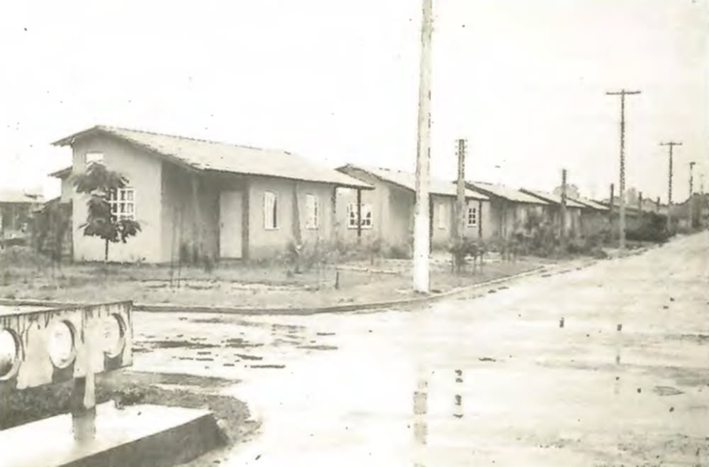 Casas e ruas do Jardim Residencial 22 de Abril em registro histórico de 1992.