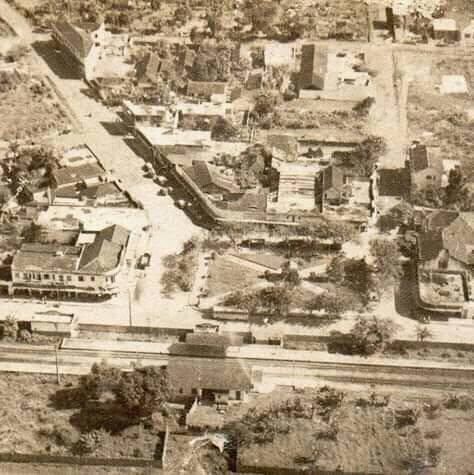 Vista aérea histórica do centro de Imbariê, com a ferrovia e uma ocupação urbana ainda esparsa.